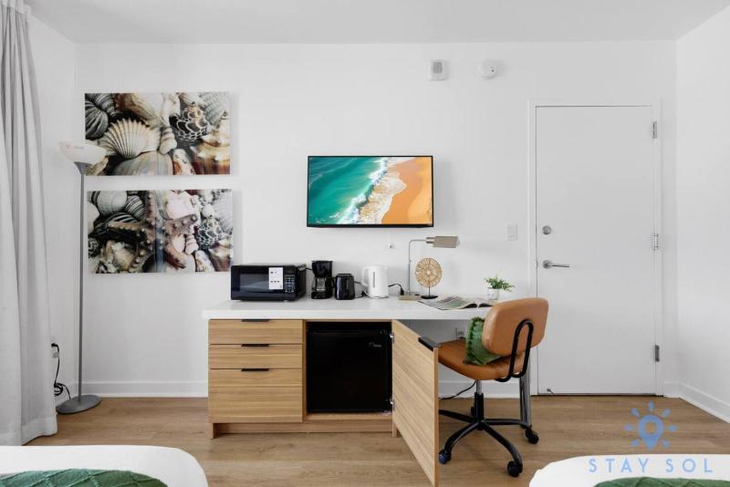 Coastal Retreat Modern Studio w Harbour Views - image 13