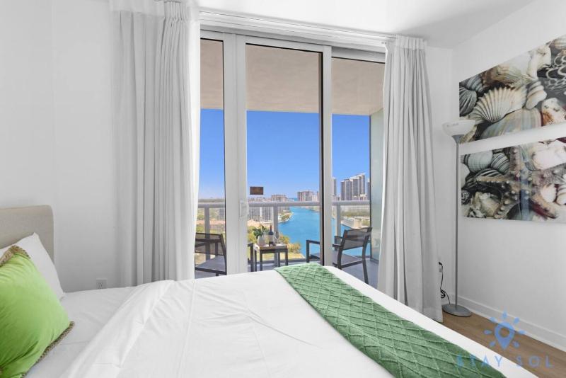 Coastal Retreat Modern Studio w Harbour Views - image 2