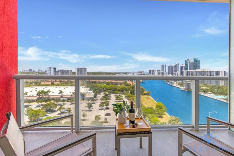 Coastal Retreat Modern Studio w Harbour Views - image 8