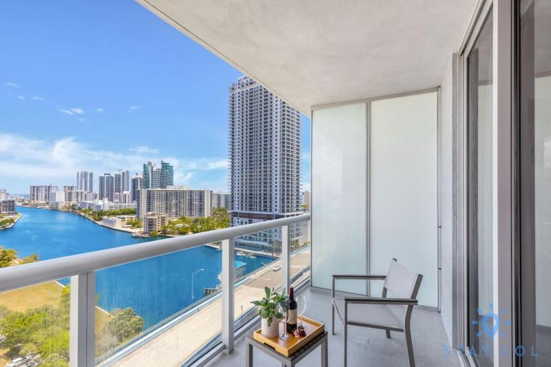 Coastal Retreat Modern Studio w Harbour Views - image 6