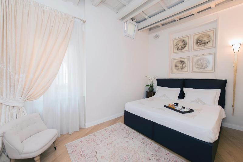 Deluxe Double Room with Bath image 3