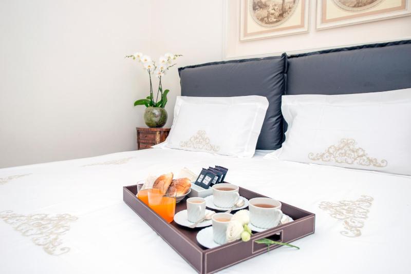 Deluxe Double Room with Bath image 2