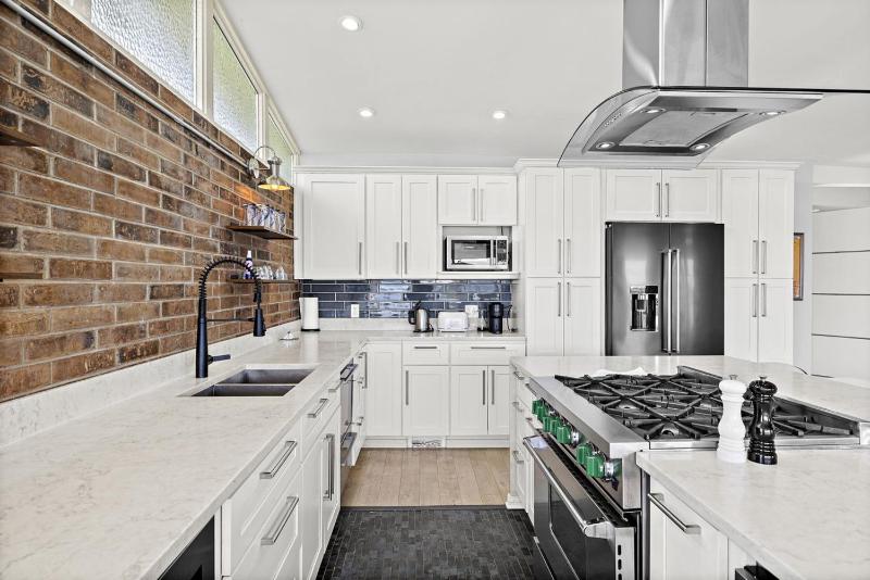 3BR The Lucille Lake Washington View Retreat - image 3