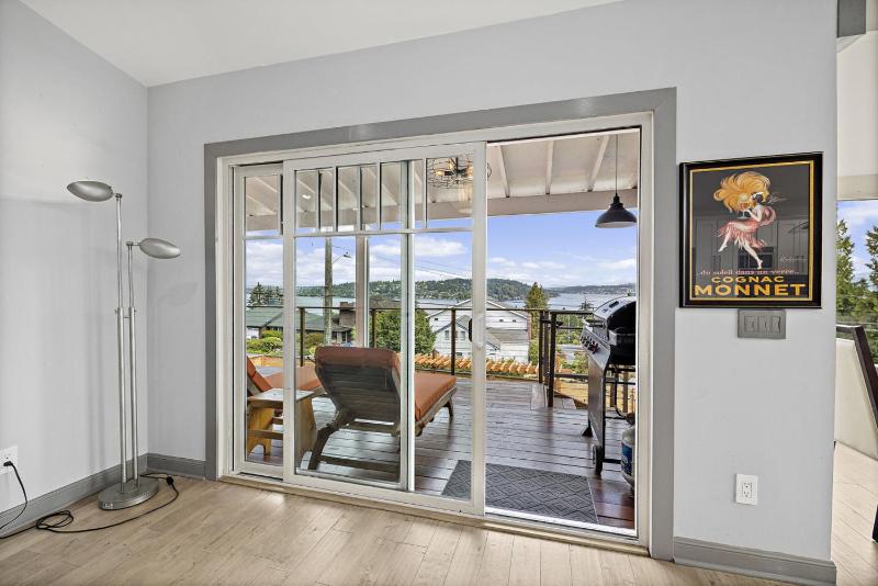 3BR The Lucille Lake Washington View Retreat - image 12