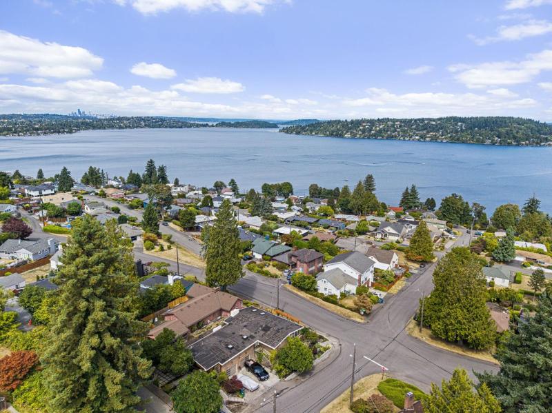 3BR The Lucille Lake Washington View Retreat - image 16