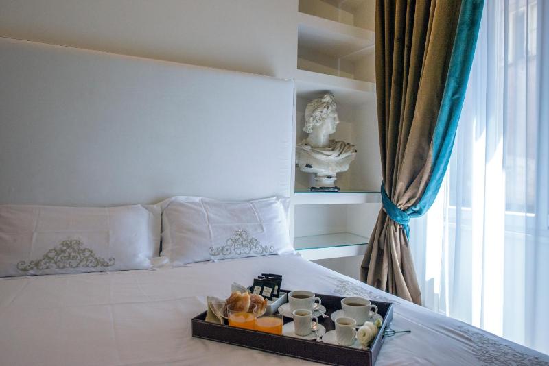 King Room with Spa Bath image 4