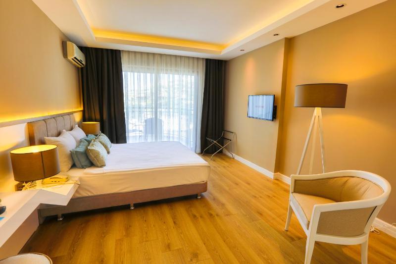 Standard Triple Room with Partial Sea View image 2