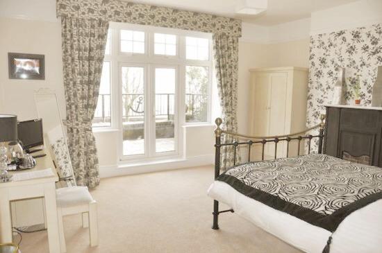 Family Suite with Balcony and Sea View image 3