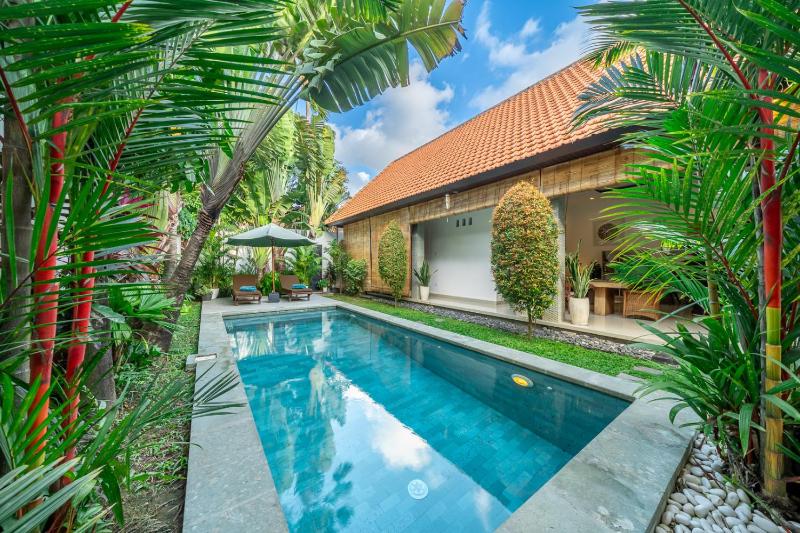 Tranquil Bungalow 10min to Berawa beach - image 12
