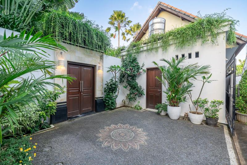 Tranquil Bungalow 10min to Berawa beach - image 14