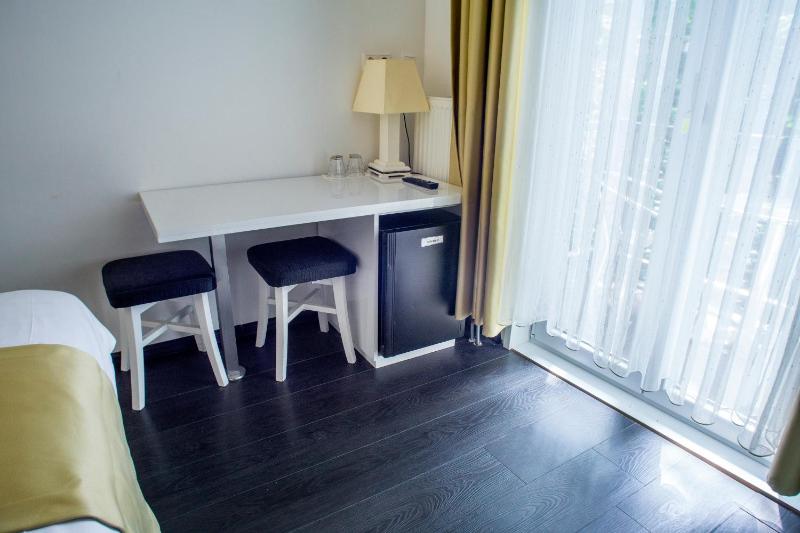 Standard Double Room image 3