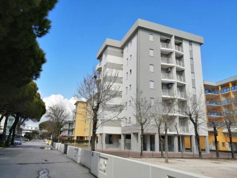 Beachfront flat with view - image 16