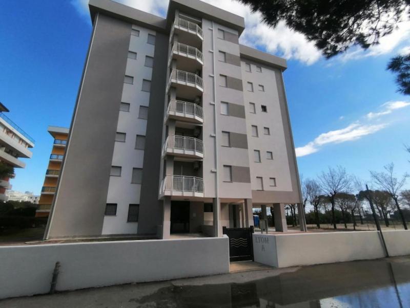 Beachfront flat with view - image 15