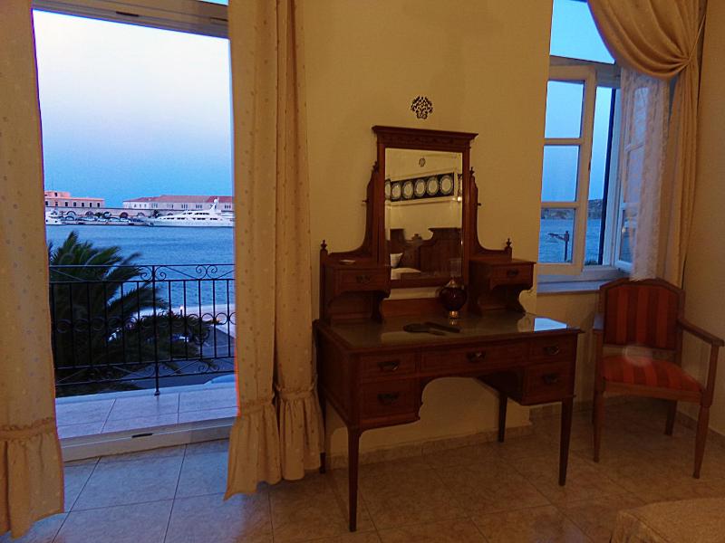 Standard Triple Room with Sea View image 3