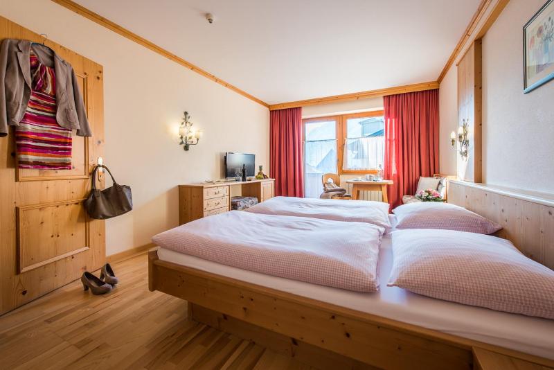Deluxe Two-Bedroom Apartment image 4