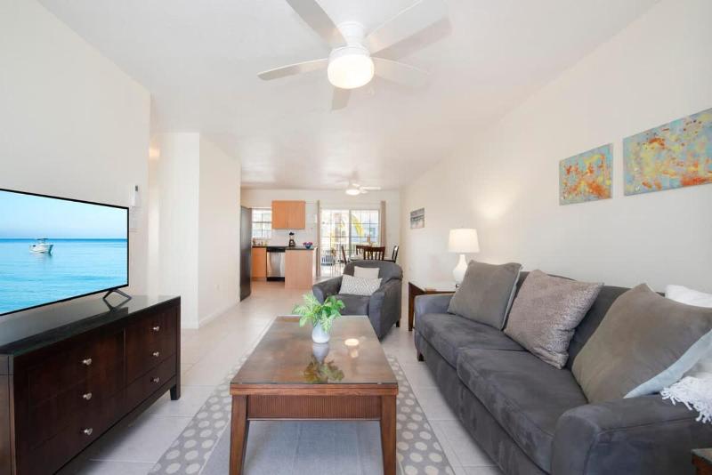 Snug Harbour View #7 - 2BR Canal Front Condo by Seven Mile Beach - image 15