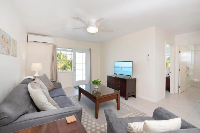 Snug Harbour View #7 - 2BR Canal Front Condo by Seven Mile Beach - image 4