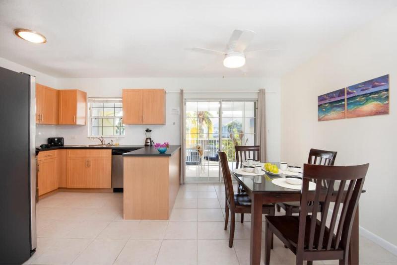 Snug Harbour View #7 - 2BR Canal Front Condo by Seven Mile Beach - image 2