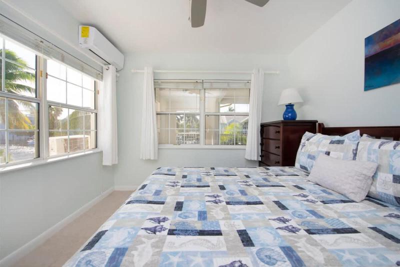 Snug Harbour View #7 - 2BR Canal Front Condo by Seven Mile Beach - image 14