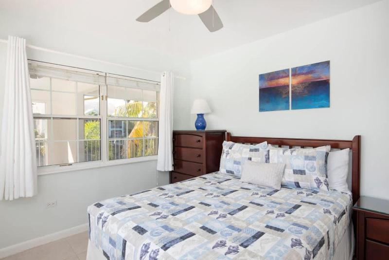 Snug Harbour View #7 - 2BR Canal Front Condo by Seven Mile Beach - image 5