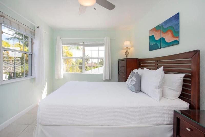 Snug Harbour View #7 - 2BR Canal Front Condo by Seven Mile Beach - image 13