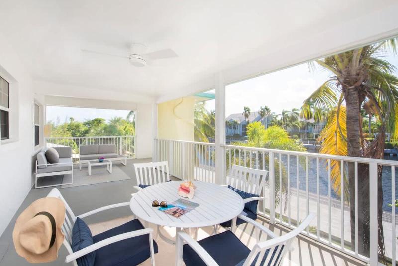 Snug Harbour View #7 - 2BR Canal Front Condo by Seven Mile Beach - image 9