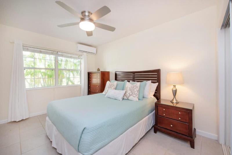 Snug Harbour View #6 - 1BR Canal Front Condo by Seven Mile Beach - image 13
