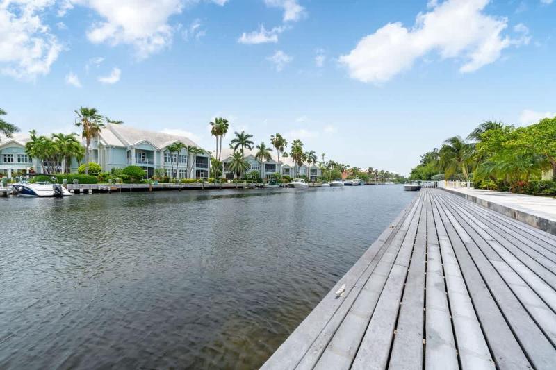 Snug Harbour View #6 - 1BR Canal Front Condo by Seven Mile Beach - image 16
