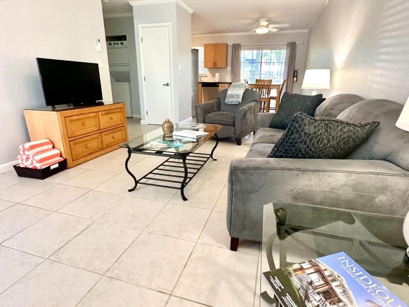 Snug Harbour View #4 - 1BR Canal Front Condo by Seven Mile Beach - image 10