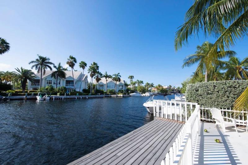 Snug Harbour View #4 - 1BR Canal Front Condo by Seven Mile Beach - image 9