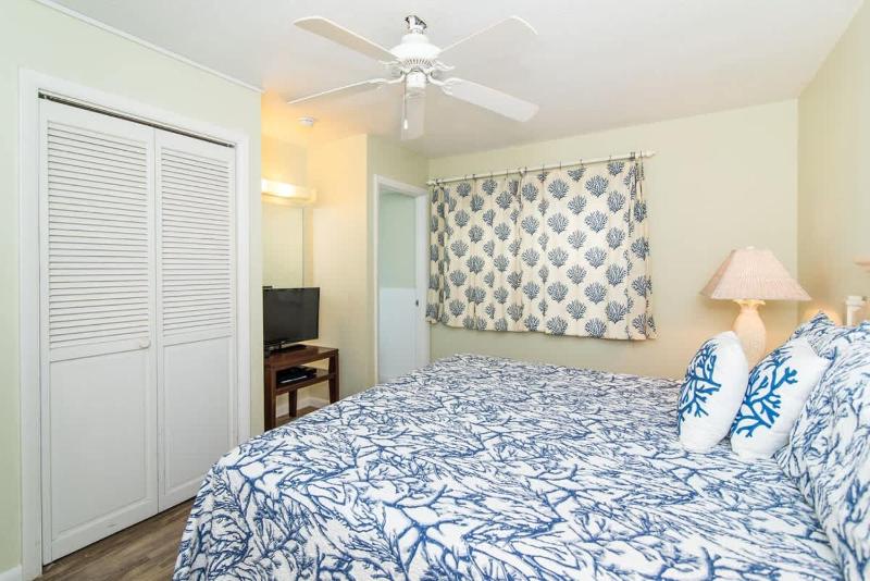 Cocoplum #5 - 2BR Oceanfront Condo on Seven Mile Beach - image 2