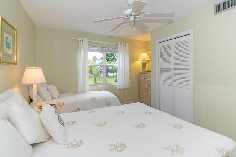 Cocoplum #5 - 2BR Oceanfront Condo on Seven Mile Beach - image 8