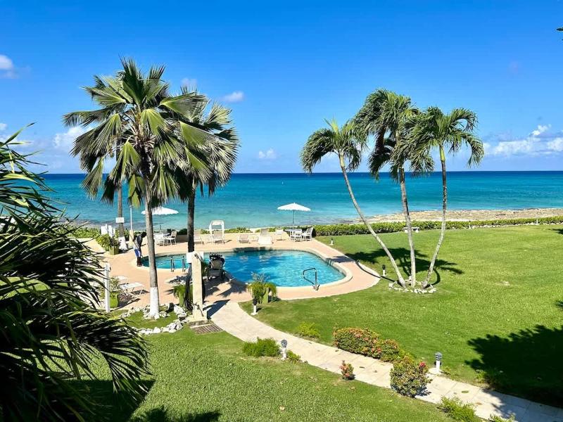Cocoplum #8 - 2BR Oceanfront Condo on Seven Mile Beach - image 5