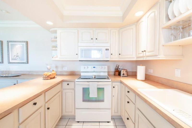 Cocoplum #3 - 2BR Oceanfront Condo on Seven Mile Beach - image 4