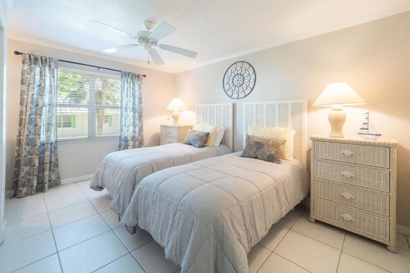 Cocoplum #7 - 2BR Oceanfront Condo on Seven Mile Beach - image 16