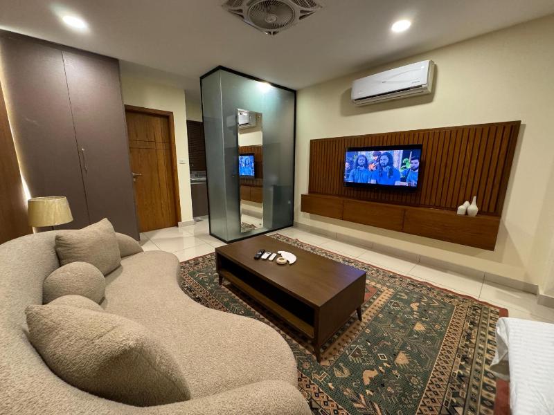 Designer Studio with heating rooftop Pool restaurant & Self Check In - image 3