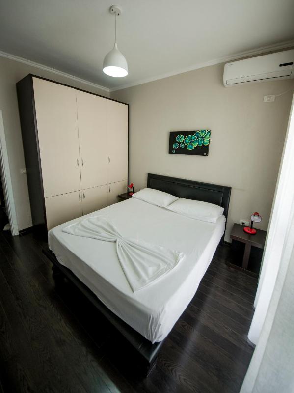 Double Room with Balcony image 2