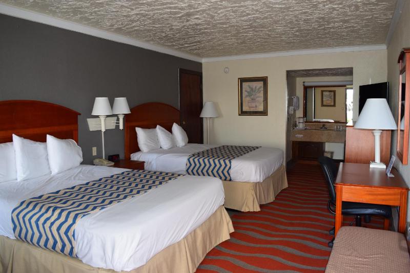 Queen Room with Two Queen Beds - Non-Smoking image 3