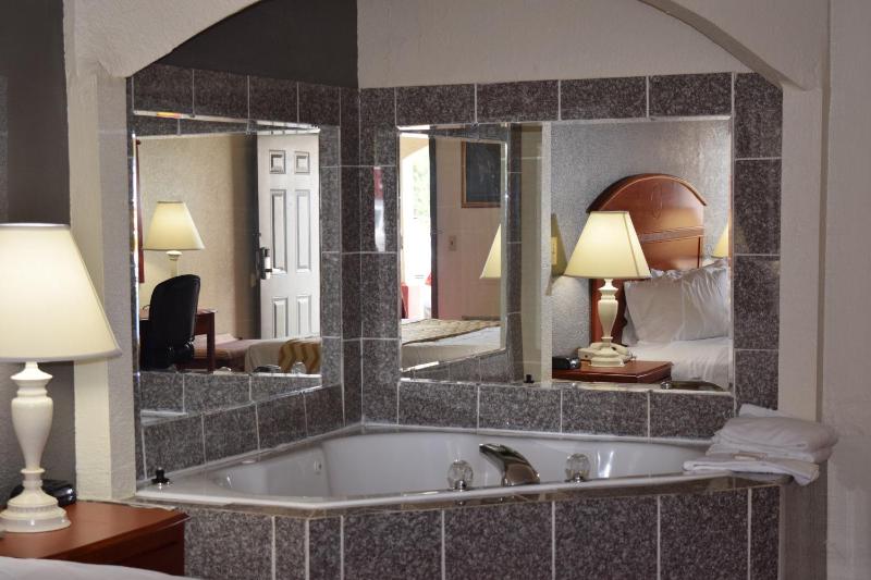 Deluxe King Suite - Non-Smoking image 2
