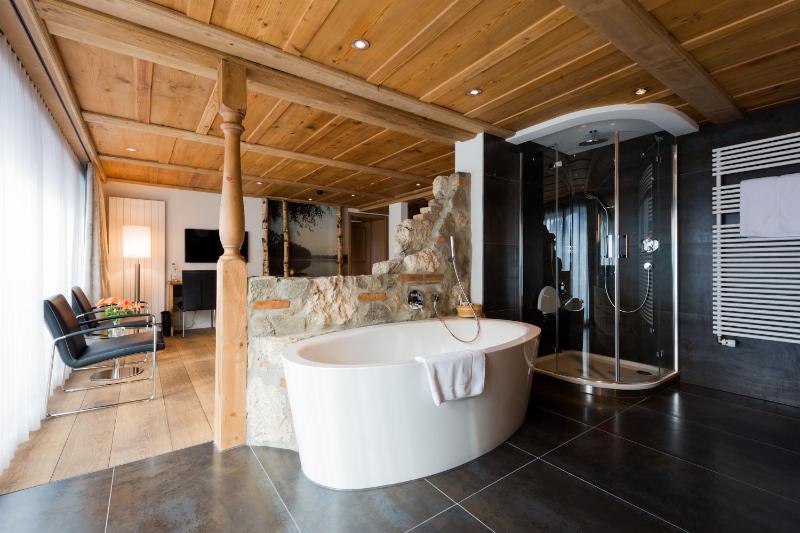 Deluxe Junior Suite with Balcony and Panoramic View image 2