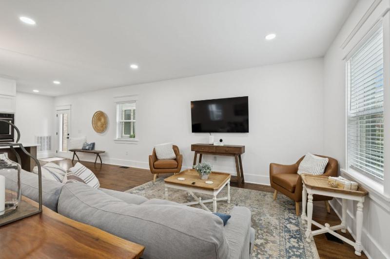 Nash Urban Oasis with Rooftop and Modern Amenities - image 9