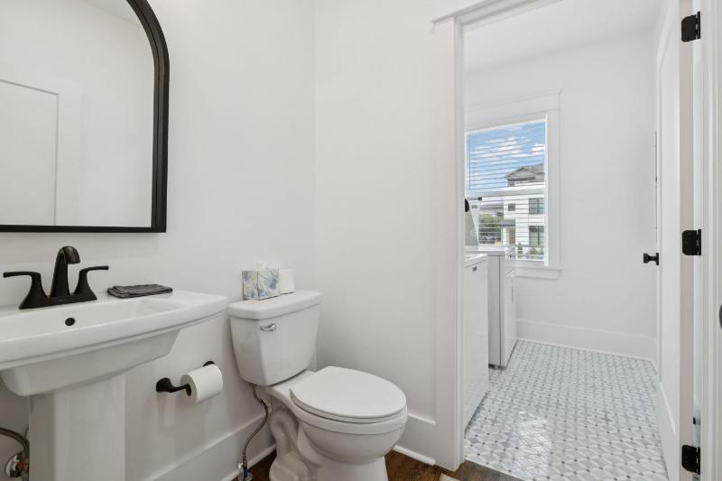 Nash Urban Oasis with Rooftop and Modern Amenities - image 4