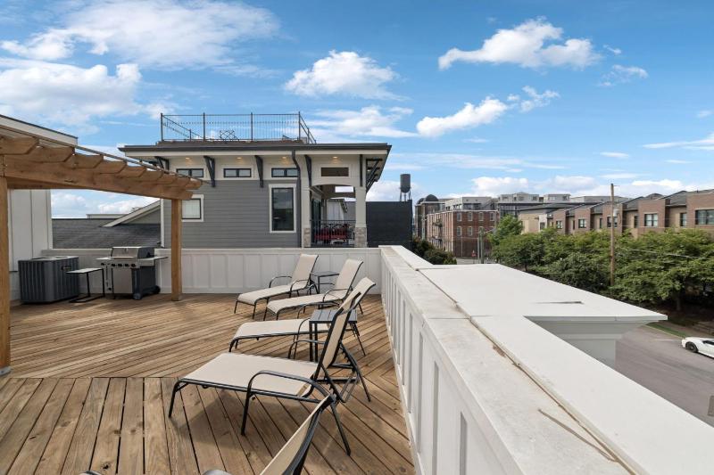 Nash Urban Oasis with Rooftop and Modern Amenities - image 12