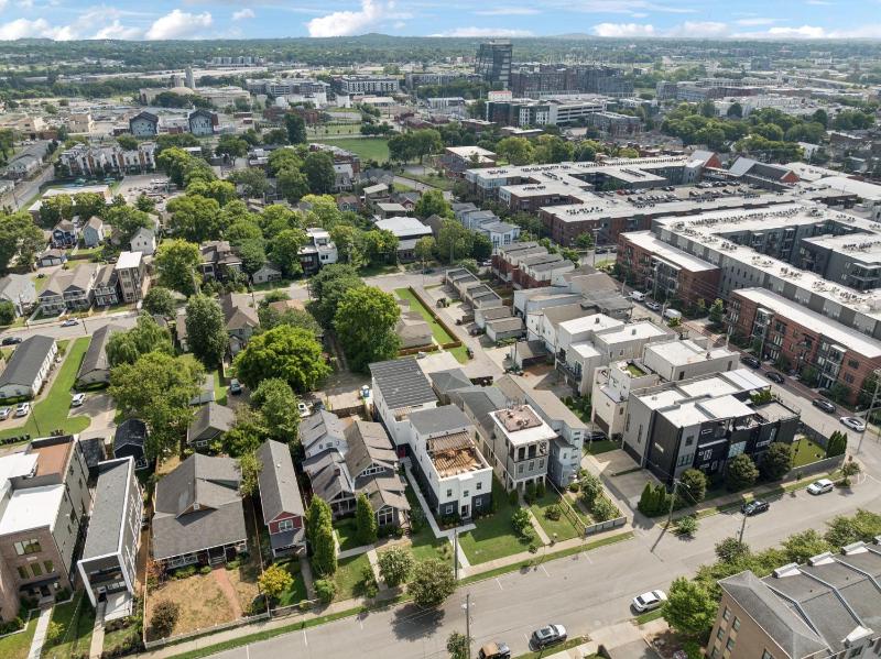 Nash Urban Oasis with Rooftop and Modern Amenities - image 14