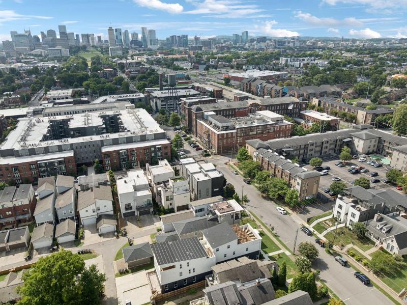 Nash Urban Oasis with Rooftop and Modern Amenities - image 16