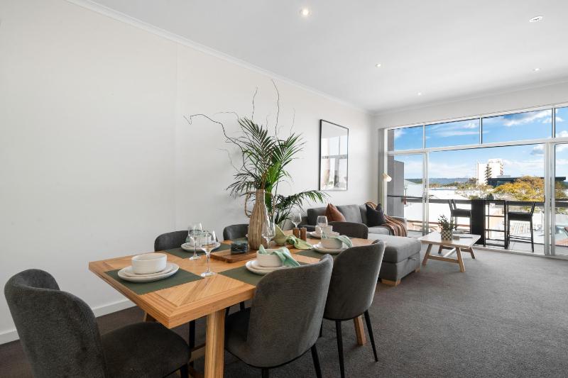 Helena House - A Spacious Urban Retreat - image 7