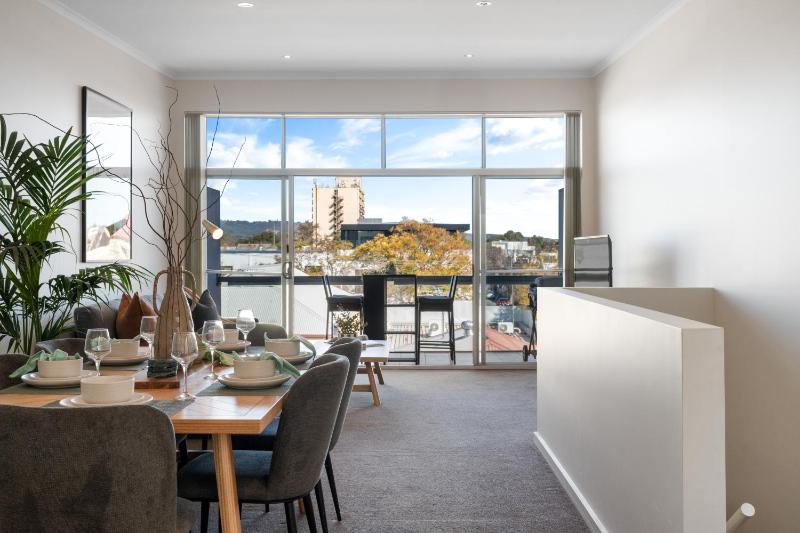 Helena House - A Spacious Urban Retreat - image 10