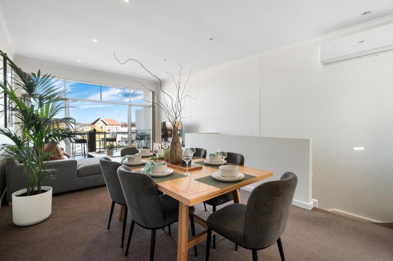 Helena House - A Spacious Urban Retreat - image 14