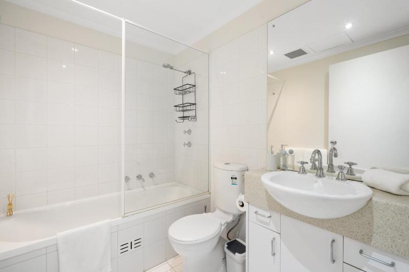 Helena House - A Spacious Urban Retreat - image 12