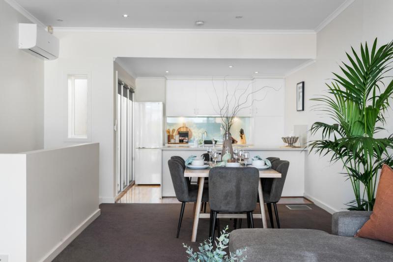 Helena House - A Spacious Urban Retreat - image 9
